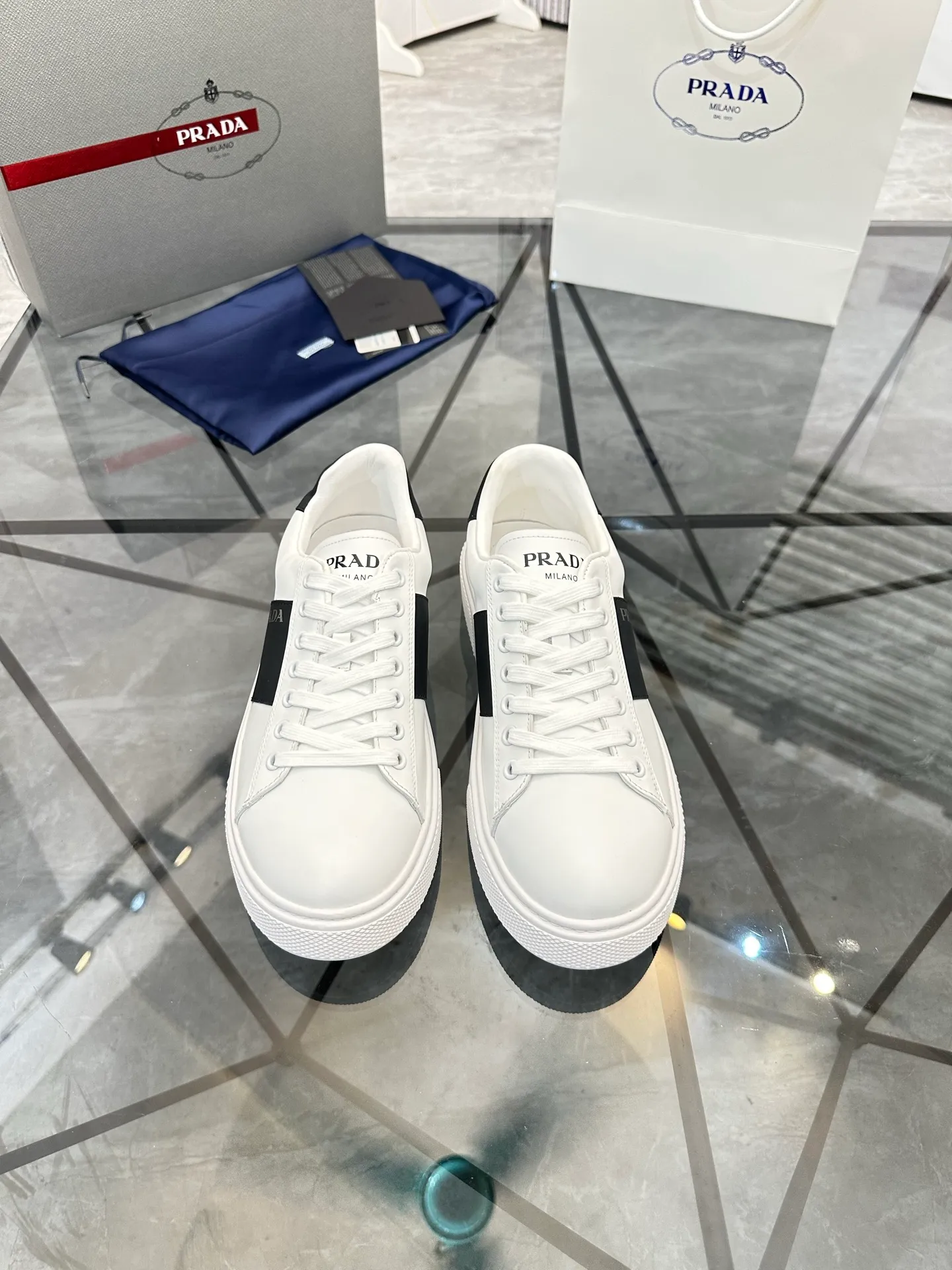 Men's shoes for sale💰: 💰P500¥ High-end top quality Product trademark: Prada * "Prada*" low-top casual shoes Regular size: 35-45 (can be customized to 46) Couple style Product materials: imported first-layer cowhide leather upper, water-dyed sheep lining, original outsole. No.: H201